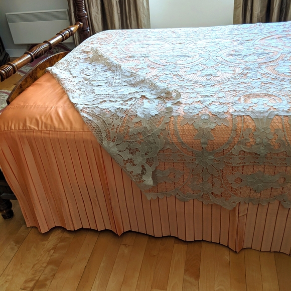 Satin and Lace QUEEN BEDSPREAD - 2 pieces - Picture 4 of 7